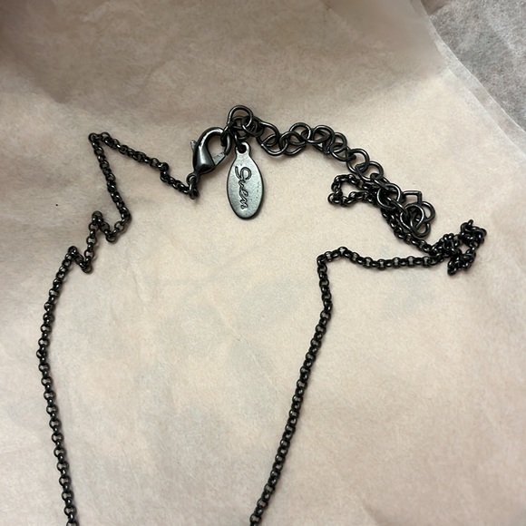 GUESS CIRCLE PENDANT NECKLACE!! 🤩🤩🔥🔥 - Picture 2 of 5